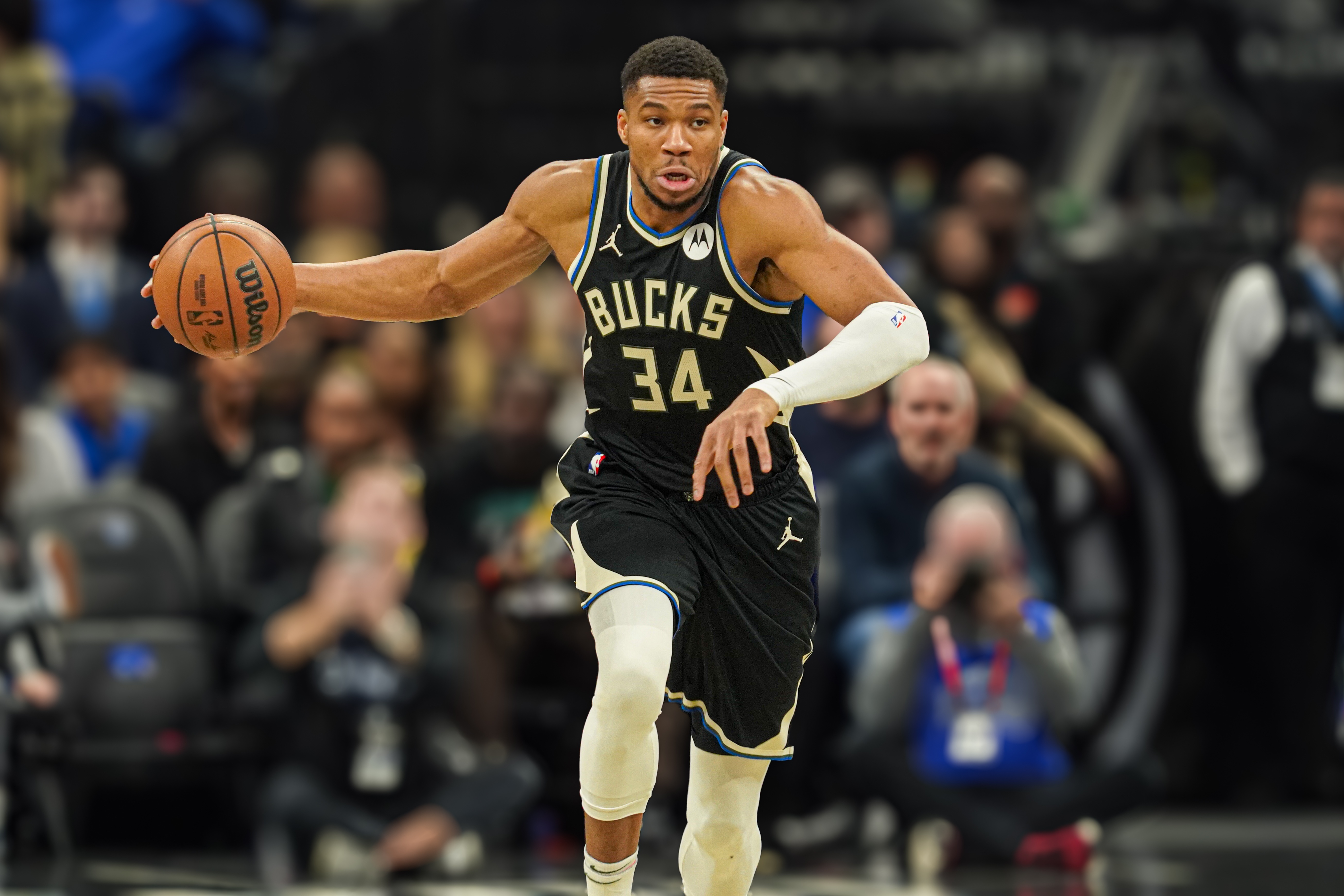 乐鱼体育:雄鹿队字母哥:希腊怪兽,统治攻防两端的简单介绍 乐鱼体育:雄鹿队字母哥:希腊怪兽,统治攻防两端的简单介绍